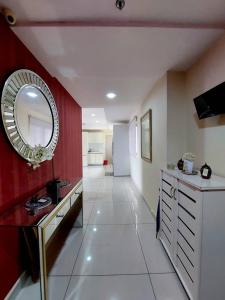 莎阿南Suria Homes的浴室设有镜子和白色瓷砖地板。