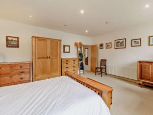 科克茅斯1 Bed in Cockermouth 93147的一间大卧室,配有一张床和一个梳妆台