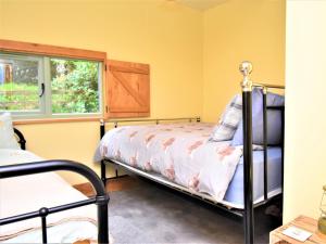 Bratton Fleming2 Bed in Combe Martin 6.2 miles SE 93014的一间卧室设有一张床和一个窗口
