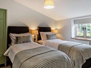 Chapelton2 Bed in Barnstaple 5mls N 93024的一间卧室设有两张床和窗户。