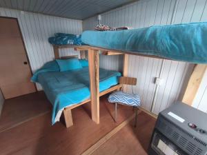 威廉斯港Refugio Jemmy Button的小房间设有双层床和椅子