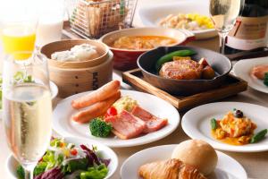 札幌东急札幌卓越大酒店的盛满食物和饮料的桌子