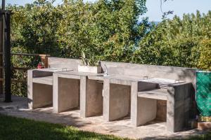 埃尔蒙特El Xalli的庭院内一张带两个水槽的混凝土桌