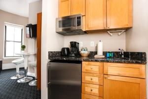 波士顿Cozy Downtown Studio, #41的厨房配有不锈钢冰箱和微波炉。
