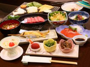 高山汤之平旅馆的一张桌子上摆着许多不同的食物