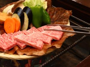 高山汤之平旅馆的一块肉和蔬菜食品