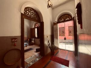 圣路易斯Yorukàsa的一间设有门窗的走廊客房