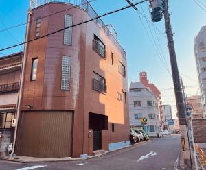 名古屋三木屋Mikiya 名古屋駅徒步600m 独栋别墅 3卧室5床2浴室2卫生间的城市街道上一座高大的砖砌建筑