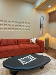 台南苒得起床  的客厅配有红色的沙发和桌子