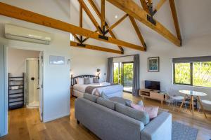 OmihaThe Guest House at Te Whau Retreat的客厅配有床和沙发