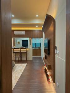 台南苒得起床  的走廊通往客厅和厨房