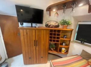 布希奥斯Cabana Bela Vista的客厅配有木柜上的平面电视