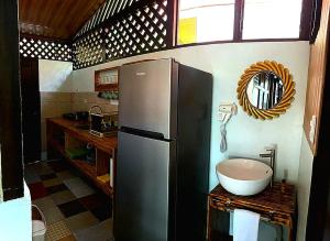 福尔图纳Cabaña que Tuanis的厨房配有冰箱和柜台上的碗