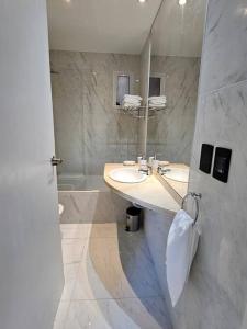 布宜诺斯艾利斯Hermoso apartamento en el corazón de Palermo - Cerca de todo的浴室设有2个水槽和镜子