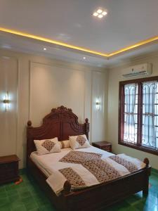 LaweanGuesthouse Syariah Griya Truntum的卧室配有一张带白色床单和枕头的大床。