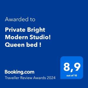 维多利亚Private Bright Modern Studio! Queen bed !的一部手机的屏幕,上面的文本被授予私人明亮的现代风格