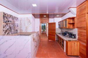 阿约拉港EXCLUSIVE CONDO GALAPAGOS and BEYOND 1的厨房配有大理石台面和木制橱柜