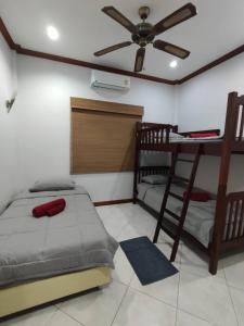 邦萨雷บ้านเพื่อน 44 พลูวิวล่า的一间卧室配有两张床和吊扇