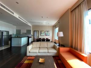 曼谷曼谷素坤逸公园万豪行政公寓的带沙发的客厅和厨房