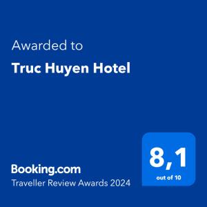 胡志明市Truc Huyen Hotel的蓝电话屏幕,文字被授予真正的回民酒店