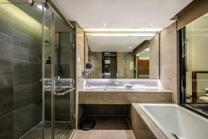 佛山佛山皇冠假日酒店-专享香港往返大巴站点的带浴缸、水槽和淋浴的浴室