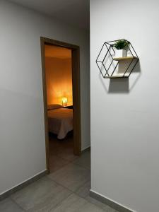 图卢阿Hospedaje LIZ的一间设有一张床和镜子的房间