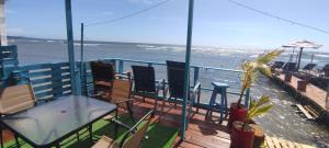 罗阿坦Victoria s Beach House and Snorkeling Center的一个带桌椅的海景阳台
