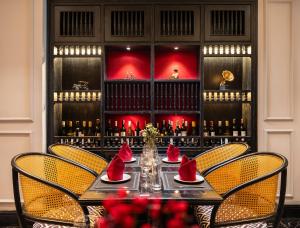 顺化色调宁静皇宫酒店的在餐厅里摆着红桑塔帽子的桌子