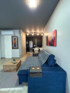 伊达贾伊Loft Praia Brava - Itajaí Camboriú piscina e playground的客厅里设有蓝色沙发