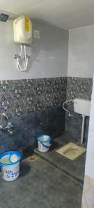 迈索尔Pk Guest house的浴室设有2个卫生间和水槽