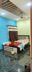 迈索尔Pk Guest house的一间卧室配有床和窗帘