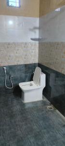 迈索尔Pk Guest house的一间带卫生间和淋浴的浴室