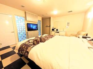 大村市SKY Bay-Terace Omura的一间带大床的卧室和一间浴室