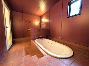大村市SKY Bay-Terace Omura的带窗户的浴室设有大浴缸