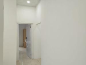 KedatonRedDoorz Syariah @ Gedong Air Lampung的一间空房间,拥有白色的墙壁和浴室