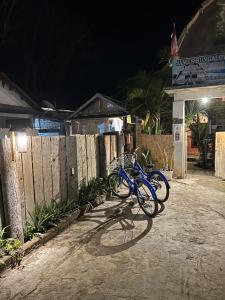 吉利特拉旺安James Bungalow的两辆自行车晚上停在围栏旁边
