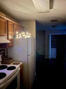 门罗Bayou and Beyond: The perfect stay的厨房配有白色冰箱和炉灶。