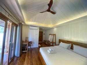 NongkhiawNongkhiaw The Float House的卧室配有白色的床和吊扇