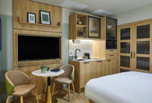 伦敦master St. Paul's的酒店客房带一张床、一张桌子和椅子