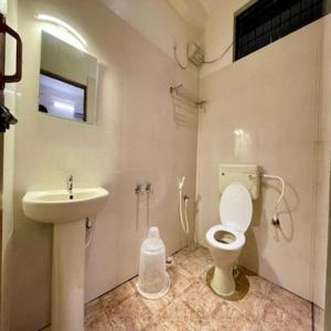 BedlaThe royal galaxy & Resort的一间带卫生间和水槽的浴室