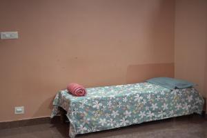 PonnampetCoorg Stream Side Homestay的一间卧室配有一张带绿色和白色毯子的床