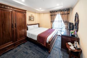 河内EDEN HOTEL HÀ NỘI的酒店客房设有床和窗户。