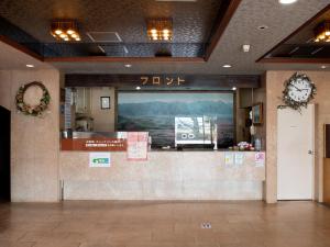 笛吹市Tabist Hotel Sun Plaza Fuefuki Isawa的大楼内带柜台的餐厅