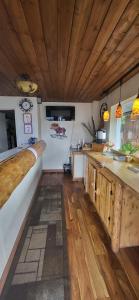 Libby桑德曼汽车旅馆的一间带木制台面的厨房