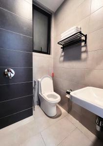 日落洞Urban Suites @Jelutong Georgetown的一间带卫生间和水槽的浴室