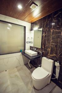 马拉里The Forest Pinnacle & Café, Manali的浴室配有白色卫生间和盥洗盆。