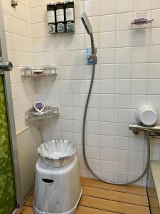 SakamotoJonni`s Place的浴室配有淋浴和卫生间。