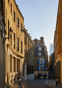 伦敦master St. Paul's的街道上,有建筑,人们在街上行走