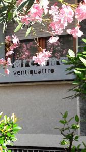 米兰马尔科纳24公寓式酒店的一座花粉的建筑的侧面标志