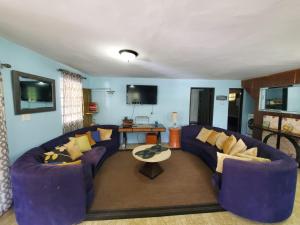 下维加Near Beach, Rivers, Lagoon, Spring, Sleep up to 22, 2nd Floor的客厅配有紫色沙发和桌子